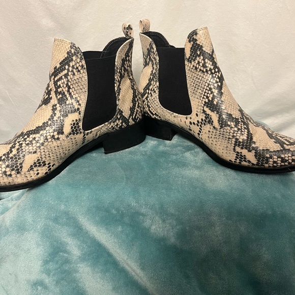 Steve Madden snakeskin pattern booties 8.5 - Picture 6 of 11
